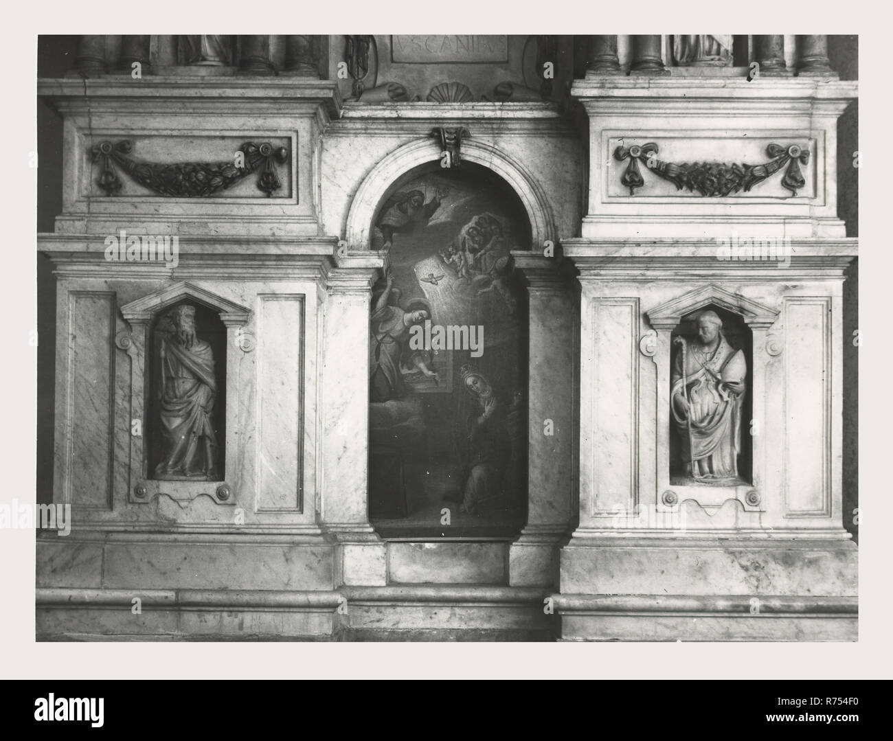 Umbria Perugia Spello S. Lorenzo, questa è la mia Italia, il paese italiano di storia visiva, S. Lorenzo 1120 sorge sul sito dell'ex S. Ercolano. Vista esterna del portale del XIII secolo e la facciata rimaneggiata nel 1540. Vedute interne concentrarsi sulla pittura e scultura XV e XVIII secoli intarsi in marmo fonte battesimale 1607 altare maggiore baldacchino una imitazione di quella di San Pietro, Roma intarsio di legno choirstalls armadio in legno e il petto nella sacrestia con il intarsiaed figurato di Mosè, Noè e Zaccaria pulpito in legno di bassorilievi con il Martirio di San Lorenzo affreschi th Foto Stock