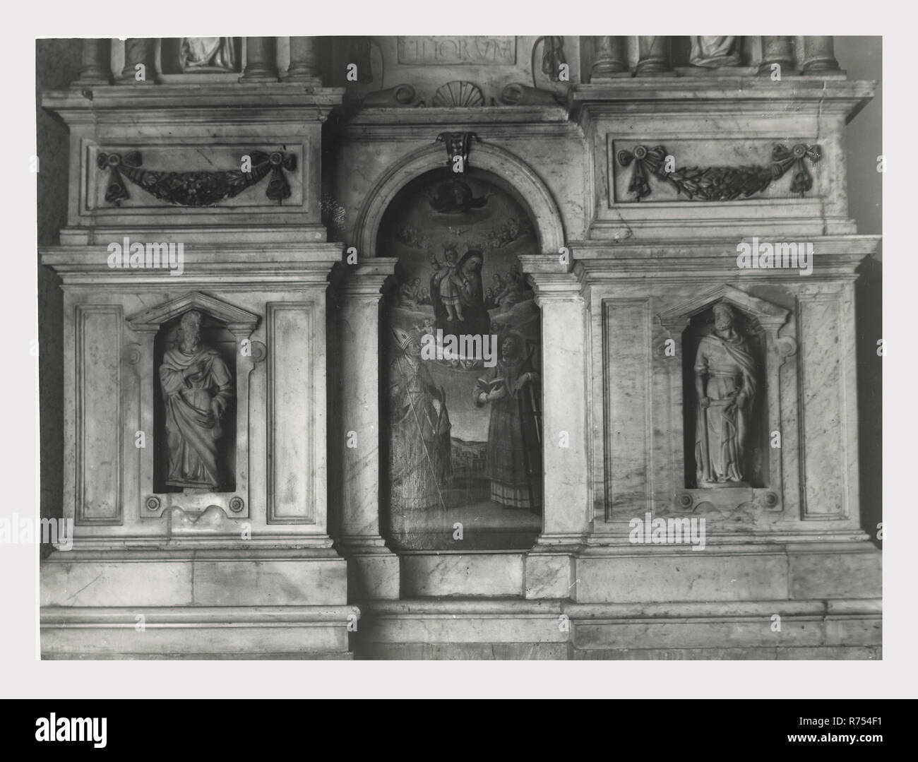 Umbria Perugia Spello S. Lorenzo, questa è la mia Italia, il paese italiano di storia visiva, S. Lorenzo 1120 sorge sul sito dell'ex S. Ercolano. Vista esterna del portale del XIII secolo e la facciata rimaneggiata nel 1540. Vedute interne concentrarsi sulla pittura e scultura XV e XVIII secoli intarsi in marmo fonte battesimale 1607 altare maggiore baldacchino una imitazione di quella di San Pietro, Roma intarsio di legno choirstalls armadio in legno e il petto nella sacrestia con il intarsiaed figurato di Mosè, Noè e Zaccaria pulpito in legno di bassorilievi con il Martirio di San Lorenzo affreschi th Foto Stock