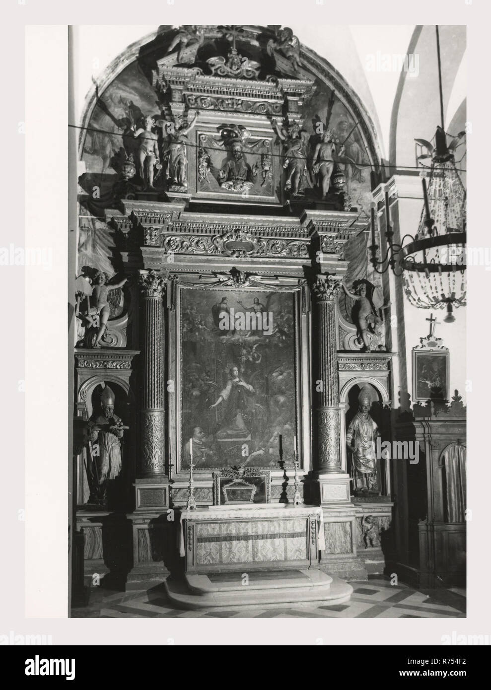 Umbria Perugia Spello S. Lorenzo, questa è la mia Italia, il paese italiano di storia visiva, S. Lorenzo 1120 sorge sul sito dell'ex S. Ercolano. Vista esterna del portale del XIII secolo e la facciata rimaneggiata nel 1540. Vedute interne concentrarsi sulla pittura e scultura XV e XVIII secoli intarsi in marmo fonte battesimale 1607 altare maggiore baldacchino una imitazione di quella di San Pietro, Roma intarsio di legno choirstalls armadio in legno e il petto nella sacrestia con il intarsiaed figurato di Mosè, Noè e Zaccaria pulpito in legno di bassorilievi con il Martirio di San Lorenzo affreschi th Foto Stock