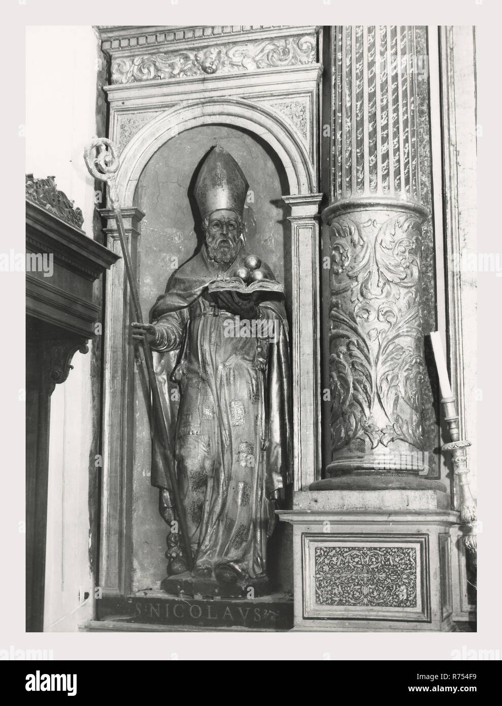 Umbria Perugia Spello S. Lorenzo, questa è la mia Italia, il paese italiano di storia visiva, S. Lorenzo 1120 sorge sul sito dell'ex S. Ercolano. Vista esterna del portale del XIII secolo e la facciata rimaneggiata nel 1540. Vedute interne concentrarsi sulla pittura e scultura XV e XVIII secoli intarsi in marmo fonte battesimale 1607 altare maggiore baldacchino una imitazione di quella di San Pietro, Roma intarsio di legno choirstalls armadio in legno e il petto nella sacrestia con il intarsiaed figurato di Mosè, Noè e Zaccaria pulpito in legno di bassorilievi con il Martirio di San Lorenzo affreschi th Foto Stock