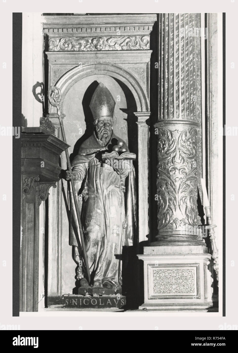 Umbria Perugia Spello S. Lorenzo, questa è la mia Italia, il paese italiano di storia visiva, S. Lorenzo 1120 sorge sul sito dell'ex S. Ercolano. Vista esterna del portale del XIII secolo e la facciata rimaneggiata nel 1540. Vedute interne concentrarsi sulla pittura e scultura XV e XVIII secoli intarsi in marmo fonte battesimale 1607 altare maggiore baldacchino una imitazione di quella di San Pietro, Roma intarsio di legno choirstalls armadio in legno e il petto nella sacrestia con il intarsiaed figurato di Mosè, Noè e Zaccaria pulpito in legno di bassorilievi con il Martirio di San Lorenzo affreschi th Foto Stock