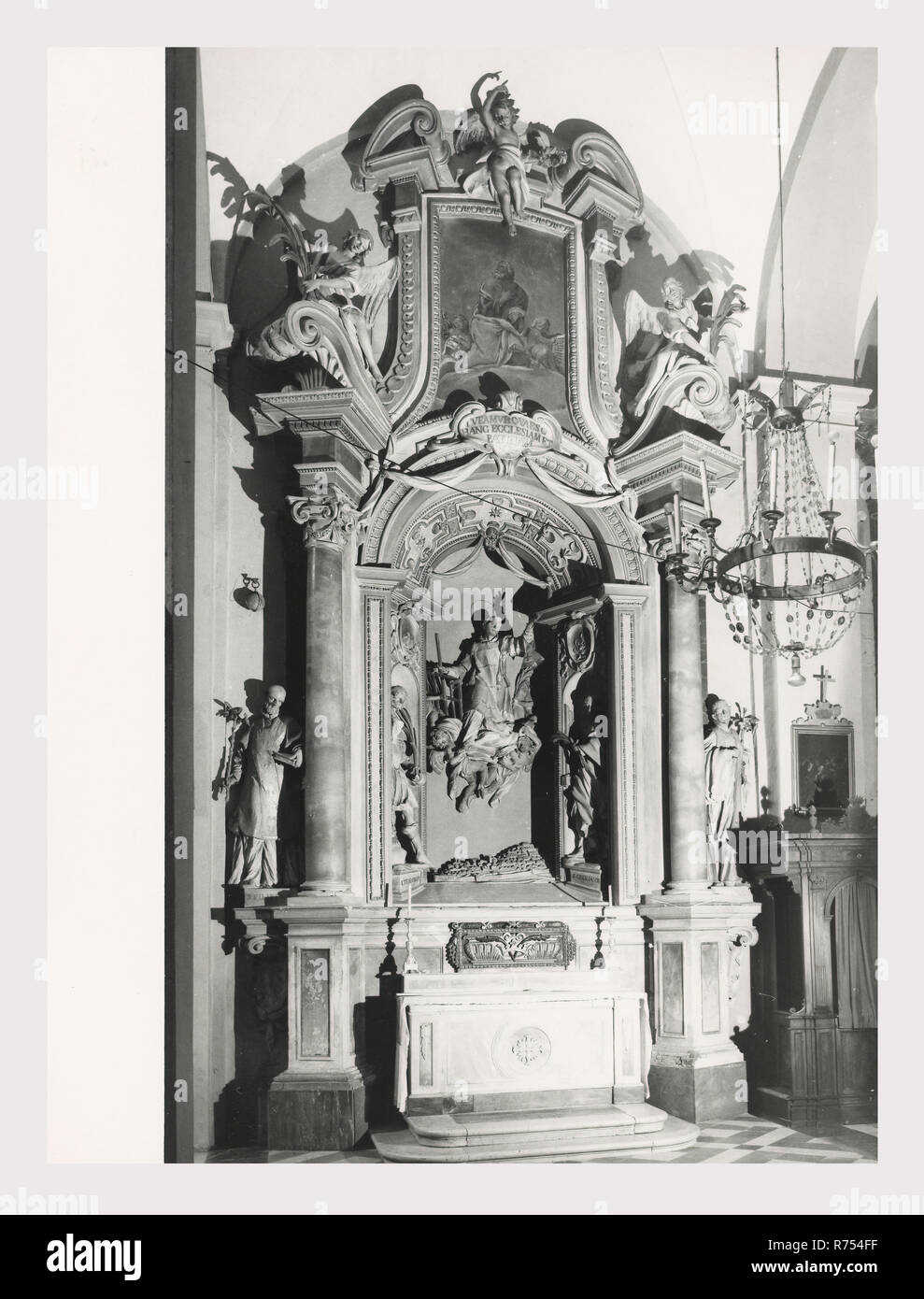 Umbria Perugia Spello S. Lorenzo, questa è la mia Italia, il paese italiano di storia visiva, S. Lorenzo 1120 sorge sul sito dell'ex S. Ercolano. Vista esterna del portale del XIII secolo e la facciata rimaneggiata nel 1540. Vedute interne concentrarsi sulla pittura e scultura XV e XVIII secoli intarsi in marmo fonte battesimale 1607 altare maggiore baldacchino una imitazione di quella di San Pietro, Roma intarsio di legno choirstalls armadio in legno e il petto nella sacrestia con il intarsiaed figurato di Mosè, Noè e Zaccaria pulpito in legno di bassorilievi con il Martirio di San Lorenzo affreschi th Foto Stock