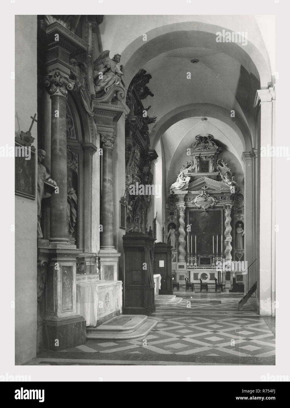 Umbria Perugia Spello S. Lorenzo, questa è la mia Italia, il paese italiano di storia visiva, S. Lorenzo 1120 sorge sul sito dell'ex S. Ercolano. Vista esterna del portale del XIII secolo e la facciata rimaneggiata nel 1540. Vedute interne concentrarsi sulla pittura e scultura XV e XVIII secoli intarsi in marmo fonte battesimale 1607 altare maggiore baldacchino una imitazione di quella di San Pietro, Roma intarsio di legno choirstalls armadio in legno e il petto nella sacrestia con il intarsiaed figurato di Mosè, Noè e Zaccaria pulpito in legno di bassorilievi con il Martirio di San Lorenzo affreschi th Foto Stock