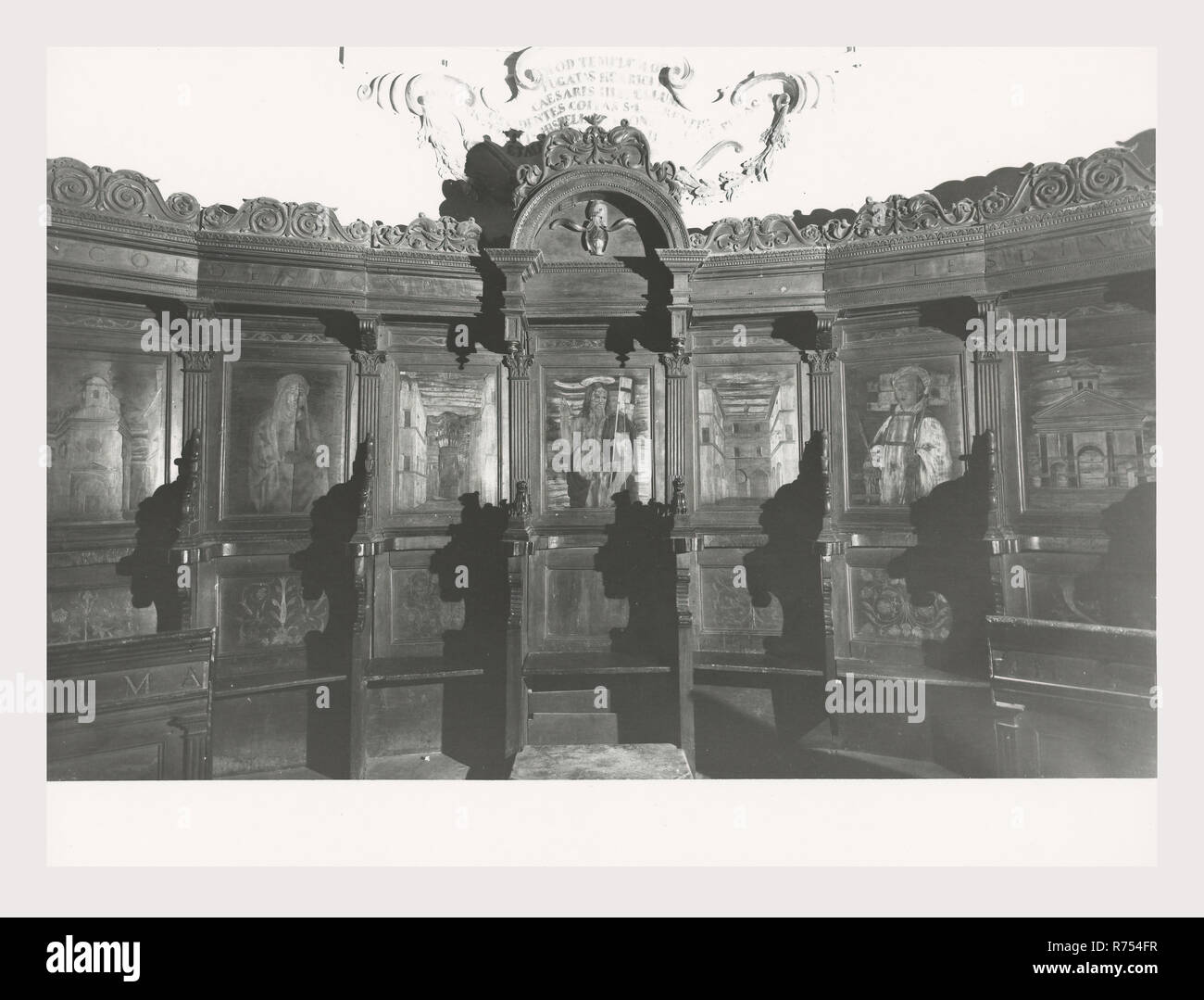 Umbria Perugia Spello S. Lorenzo, questa è la mia Italia, il paese italiano di storia visiva, S. Lorenzo 1120 sorge sul sito dell'ex S. Ercolano. Vista esterna del portale del XIII secolo e la facciata rimaneggiata nel 1540. Vedute interne concentrarsi sulla pittura e scultura XV e XVIII secoli intarsi in marmo fonte battesimale 1607 altare maggiore baldacchino una imitazione di quella di San Pietro, Roma intarsio di legno choirstalls armadio in legno e il petto nella sacrestia con il intarsiaed figurato di Mosè, Noè e Zaccaria pulpito in legno di bassorilievi con il Martirio di San Lorenzo affreschi th Foto Stock