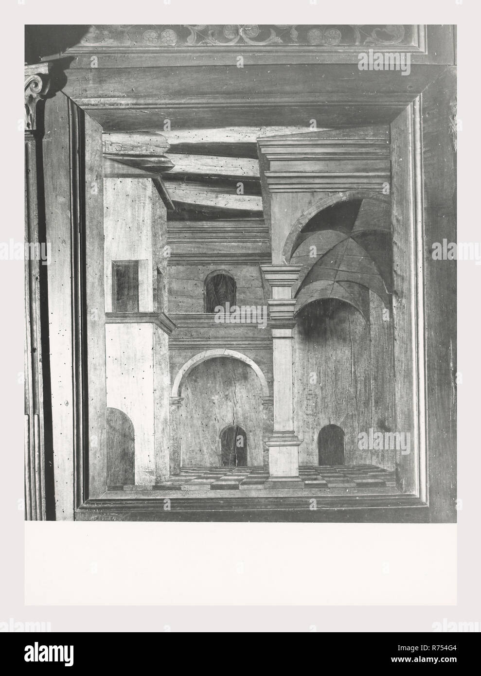 Umbria Perugia Spello S. Lorenzo, questa è la mia Italia, il paese italiano di storia visiva, S. Lorenzo 1120 sorge sul sito dell'ex S. Ercolano. Vista esterna del portale del XIII secolo e la facciata rimaneggiata nel 1540. Vedute interne concentrarsi sulla pittura e scultura XV e XVIII secoli intarsi in marmo fonte battesimale 1607 altare maggiore baldacchino una imitazione di quella di San Pietro, Roma intarsio di legno choirstalls armadio in legno e il petto nella sacrestia con il intarsiaed figurato di Mosè, Noè e Zaccaria pulpito in legno di bassorilievi con il Martirio di San Lorenzo affreschi th Foto Stock