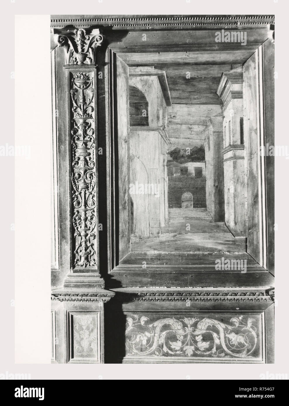 Umbria Perugia Spello S. Lorenzo, questa è la mia Italia, il paese italiano di storia visiva, S. Lorenzo 1120 sorge sul sito dell'ex S. Ercolano. Vista esterna del portale del XIII secolo e la facciata rimaneggiata nel 1540. Vedute interne concentrarsi sulla pittura e scultura XV e XVIII secoli intarsi in marmo fonte battesimale 1607 altare maggiore baldacchino una imitazione di quella di San Pietro, Roma intarsio di legno choirstalls armadio in legno e il petto nella sacrestia con il intarsiaed figurato di Mosè, Noè e Zaccaria pulpito in legno di bassorilievi con il Martirio di San Lorenzo affreschi th Foto Stock