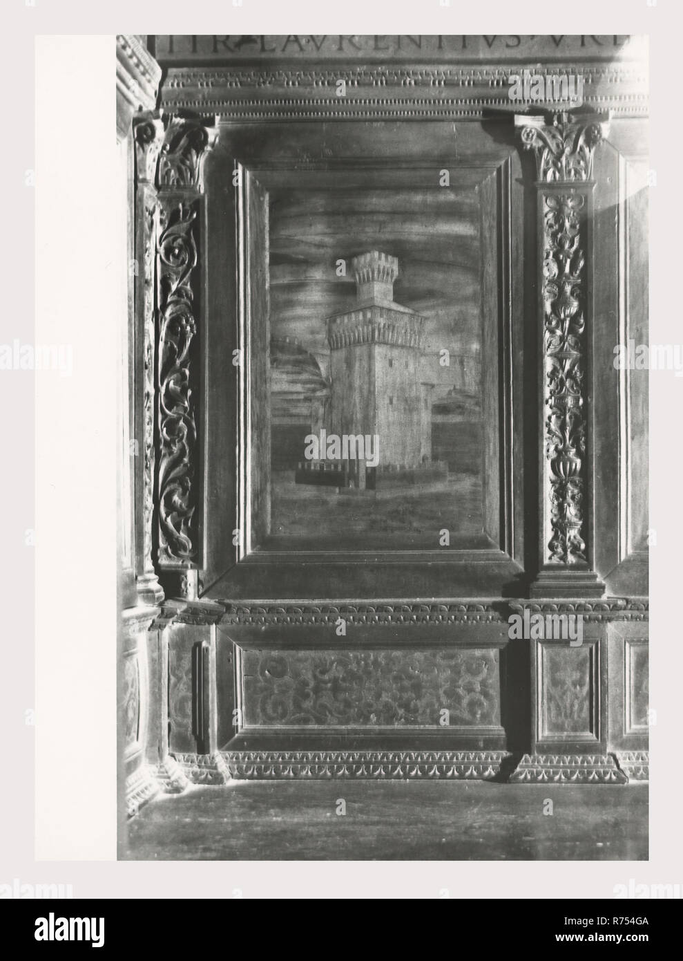 Umbria Perugia Spello S. Lorenzo, questa è la mia Italia, il paese italiano di storia visiva, S. Lorenzo 1120 sorge sul sito dell'ex S. Ercolano. Vista esterna del portale del XIII secolo e la facciata rimaneggiata nel 1540. Vedute interne concentrarsi sulla pittura e scultura XV e XVIII secoli intarsi in marmo fonte battesimale 1607 altare maggiore baldacchino una imitazione di quella di San Pietro, Roma intarsio di legno choirstalls armadio in legno e il petto nella sacrestia con il intarsiaed figurato di Mosè, Noè e Zaccaria pulpito in legno di bassorilievi con il Martirio di San Lorenzo affreschi th Foto Stock