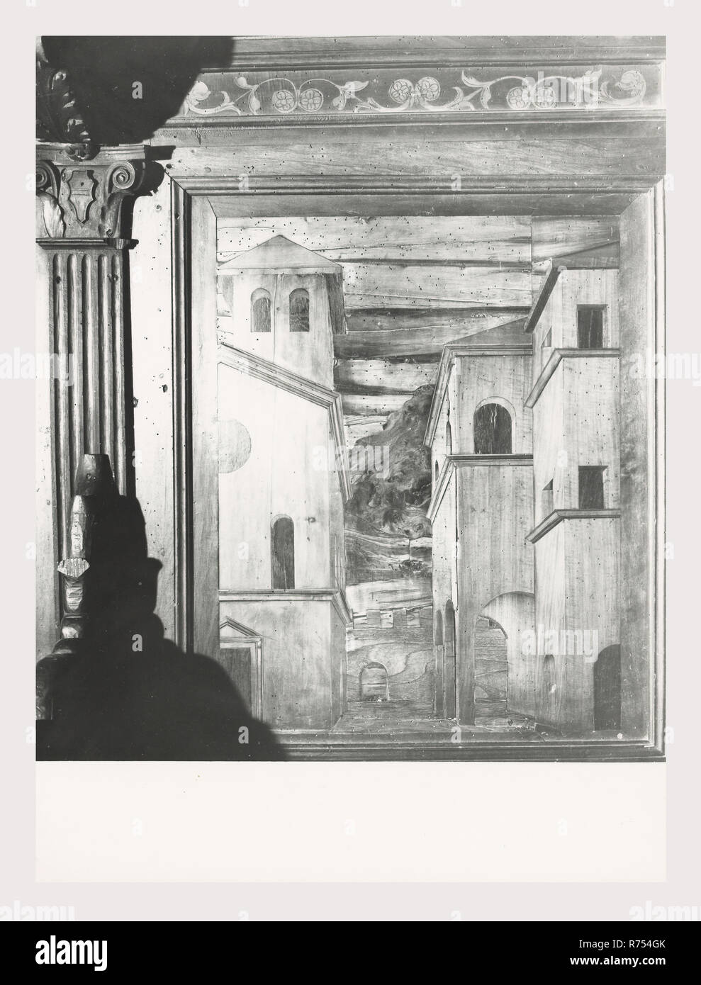 Umbria Perugia Spello S. Lorenzo, questa è la mia Italia, il paese italiano di storia visiva, S. Lorenzo 1120 sorge sul sito dell'ex S. Ercolano. Vista esterna del portale del XIII secolo e la facciata rimaneggiata nel 1540. Vedute interne concentrarsi sulla pittura e scultura XV e XVIII secoli intarsi in marmo fonte battesimale 1607 altare maggiore baldacchino una imitazione di quella di San Pietro, Roma intarsio di legno choirstalls armadio in legno e il petto nella sacrestia con il intarsiaed figurato di Mosè, Noè e Zaccaria pulpito in legno di bassorilievi con il Martirio di San Lorenzo affreschi th Foto Stock