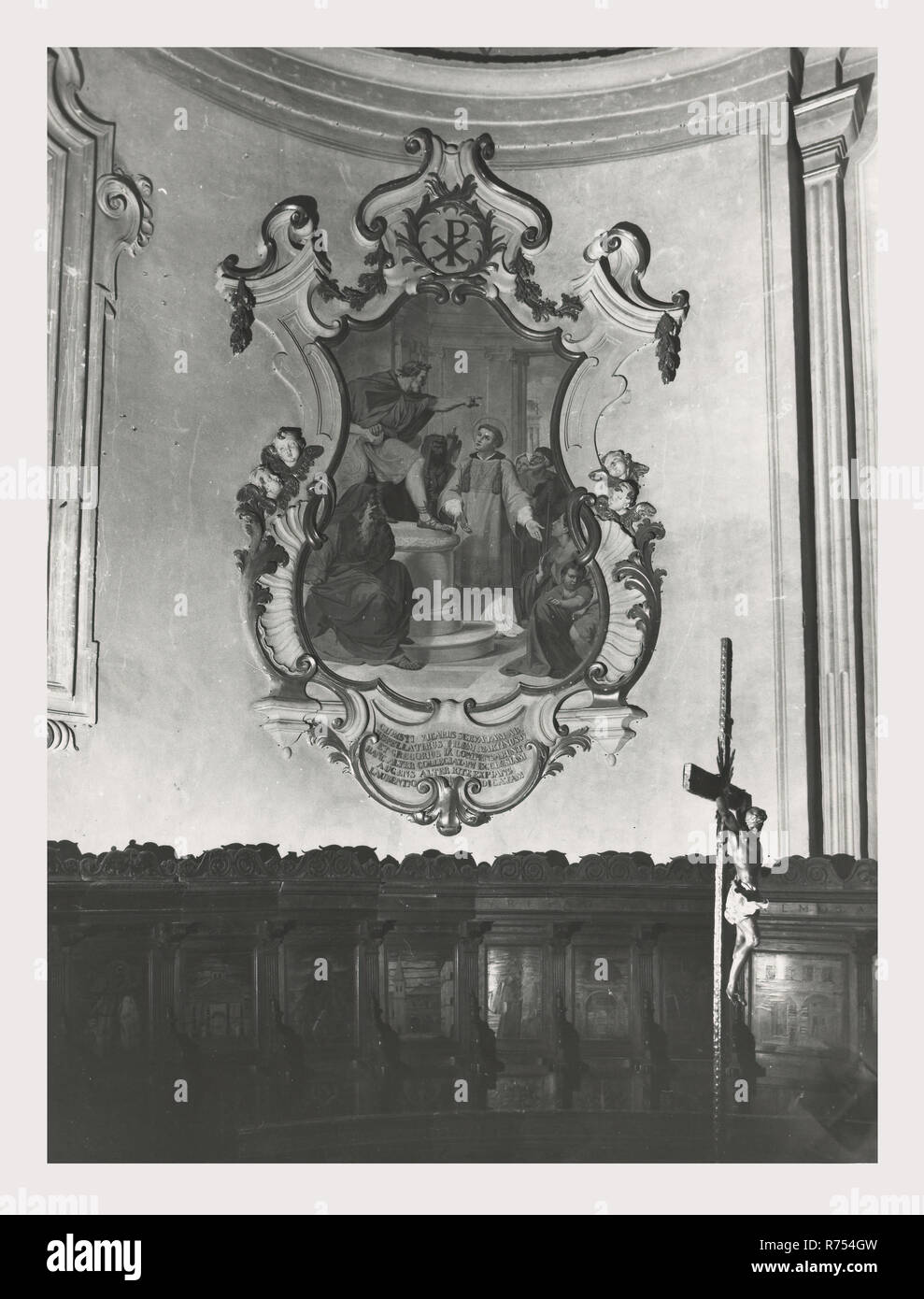 Umbria Perugia Spello S. Lorenzo, questa è la mia Italia, il paese italiano di storia visiva, S. Lorenzo 1120 sorge sul sito dell'ex S. Ercolano. Vista esterna del portale del XIII secolo e la facciata rimaneggiata nel 1540. Vedute interne concentrarsi sulla pittura e scultura XV e XVIII secoli intarsi in marmo fonte battesimale 1607 altare maggiore baldacchino una imitazione di quella di San Pietro, Roma intarsio di legno choirstalls armadio in legno e il petto nella sacrestia con il intarsiaed figurato di Mosè, Noè e Zaccaria pulpito in legno di bassorilievi con il Martirio di San Lorenzo affreschi th Foto Stock