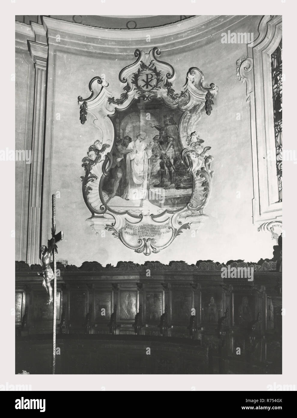 Umbria Perugia Spello S. Lorenzo, questa è la mia Italia, il paese italiano di storia visiva, S. Lorenzo 1120 sorge sul sito dell'ex S. Ercolano. Vista esterna del portale del XIII secolo e la facciata rimaneggiata nel 1540. Vedute interne concentrarsi sulla pittura e scultura XV e XVIII secoli intarsi in marmo fonte battesimale 1607 altare maggiore baldacchino una imitazione di quella di San Pietro, Roma intarsio di legno choirstalls armadio in legno e il petto nella sacrestia con il intarsiaed figurato di Mosè, Noè e Zaccaria pulpito in legno di bassorilievi con il Martirio di San Lorenzo affreschi th Foto Stock