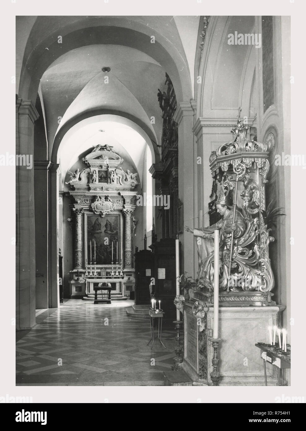 Umbria Perugia Spello S. Lorenzo, questa è la mia Italia, il paese italiano di storia visiva, S. Lorenzo 1120 sorge sul sito dell'ex S. Ercolano. Vista esterna del portale del XIII secolo e la facciata rimaneggiata nel 1540. Vedute interne concentrarsi sulla pittura e scultura XV e XVIII secoli intarsi in marmo fonte battesimale 1607 altare maggiore baldacchino una imitazione di quella di San Pietro, Roma intarsio di legno choirstalls armadio in legno e il petto nella sacrestia con il intarsiaed figurato di Mosè, Noè e Zaccaria pulpito in legno di bassorilievi con il Martirio di San Lorenzo affreschi th Foto Stock