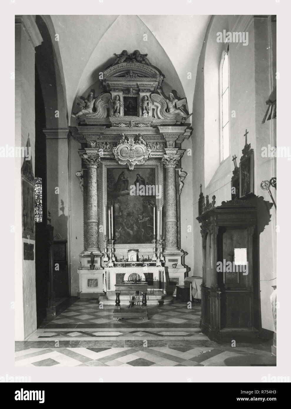 Umbria Perugia Spello S. Lorenzo, questa è la mia Italia, il paese italiano di storia visiva, S. Lorenzo 1120 sorge sul sito dell'ex S. Ercolano. Vista esterna del portale del XIII secolo e la facciata rimaneggiata nel 1540. Vedute interne concentrarsi sulla pittura e scultura XV e XVIII secoli intarsi in marmo fonte battesimale 1607 altare maggiore baldacchino una imitazione di quella di San Pietro, Roma intarsio di legno choirstalls armadio in legno e il petto nella sacrestia con il intarsiaed figurato di Mosè, Noè e Zaccaria pulpito in legno di bassorilievi con il Martirio di San Lorenzo affreschi th Foto Stock