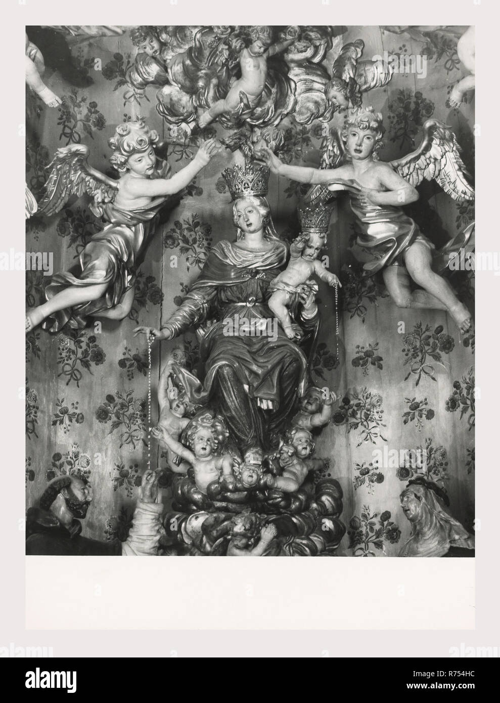 Umbria Perugia Spello S. Lorenzo, questa è la mia Italia, il paese italiano di storia visiva, S. Lorenzo 1120 sorge sul sito dell'ex S. Ercolano. Vista esterna del portale del XIII secolo e la facciata rimaneggiata nel 1540. Vedute interne concentrarsi sulla pittura e scultura XV e XVIII secoli intarsi in marmo fonte battesimale 1607 altare maggiore baldacchino una imitazione di quella di San Pietro, Roma intarsio di legno choirstalls armadio in legno e il petto nella sacrestia con il intarsiaed figurato di Mosè, Noè e Zaccaria pulpito in legno di bassorilievi con il Martirio di San Lorenzo affreschi th Foto Stock