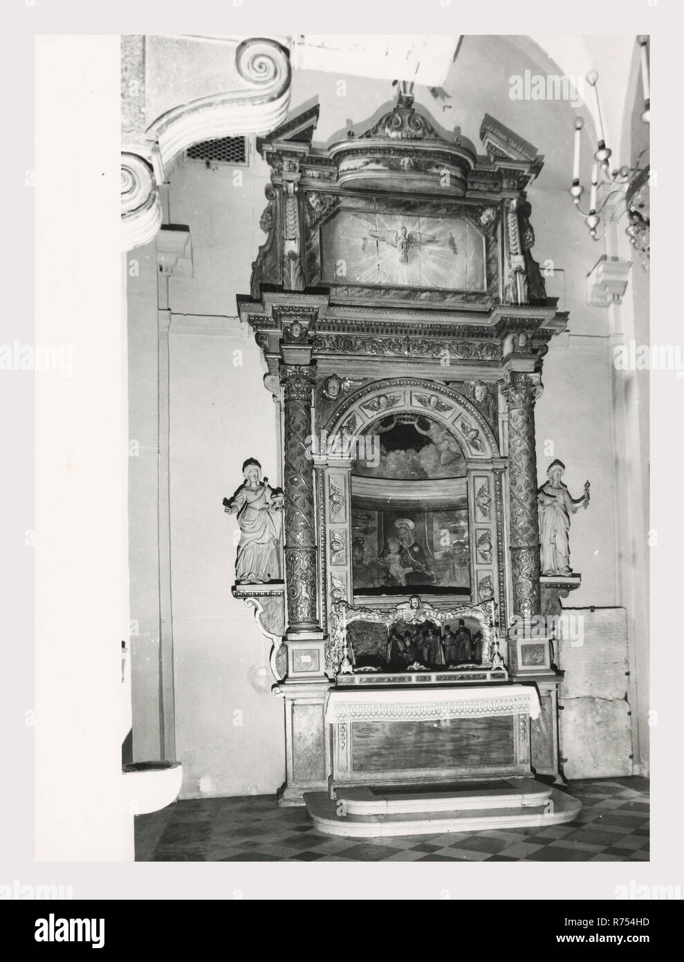 Umbria Perugia Spello S. Lorenzo, questa è la mia Italia, il paese italiano di storia visiva, S. Lorenzo 1120 sorge sul sito dell'ex S. Ercolano. Vista esterna del portale del XIII secolo e la facciata rimaneggiata nel 1540. Vedute interne concentrarsi sulla pittura e scultura XV e XVIII secoli intarsi in marmo fonte battesimale 1607 altare maggiore baldacchino una imitazione di quella di San Pietro, Roma intarsio di legno choirstalls armadio in legno e il petto nella sacrestia con il intarsiaed figurato di Mosè, Noè e Zaccaria pulpito in legno di bassorilievi con il Martirio di San Lorenzo affreschi th Foto Stock