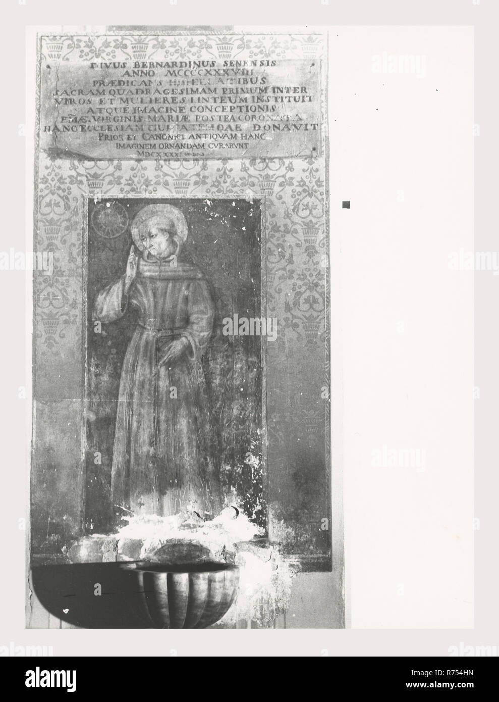 Umbria Perugia Spello S. Lorenzo, questa è la mia Italia, il paese italiano di storia visiva, S. Lorenzo 1120 sorge sul sito dell'ex S. Ercolano. Vista esterna del portale del XIII secolo e la facciata rimaneggiata nel 1540. Vedute interne concentrarsi sulla pittura e scultura XV e XVIII secoli intarsi in marmo fonte battesimale 1607 altare maggiore baldacchino una imitazione di quella di San Pietro, Roma intarsio di legno choirstalls armadio in legno e il petto nella sacrestia con il intarsiaed figurato di Mosè, Noè e Zaccaria pulpito in legno di bassorilievi con il Martirio di San Lorenzo affreschi th Foto Stock