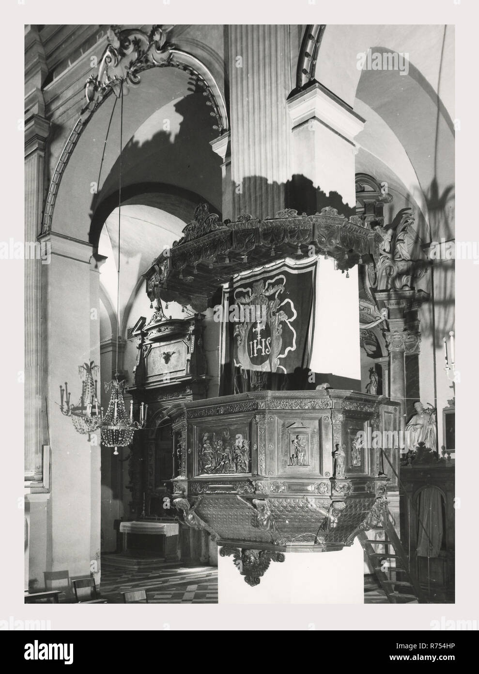 Umbria Perugia Spello S. Lorenzo, questa è la mia Italia, il paese italiano di storia visiva, S. Lorenzo 1120 sorge sul sito dell'ex S. Ercolano. Vista esterna del portale del XIII secolo e la facciata rimaneggiata nel 1540. Vedute interne concentrarsi sulla pittura e scultura XV e XVIII secoli intarsi in marmo fonte battesimale 1607 altare maggiore baldacchino una imitazione di quella di San Pietro, Roma intarsio di legno choirstalls armadio in legno e il petto nella sacrestia con il intarsiaed figurato di Mosè, Noè e Zaccaria pulpito in legno di bassorilievi con il Martirio di San Lorenzo affreschi th Foto Stock