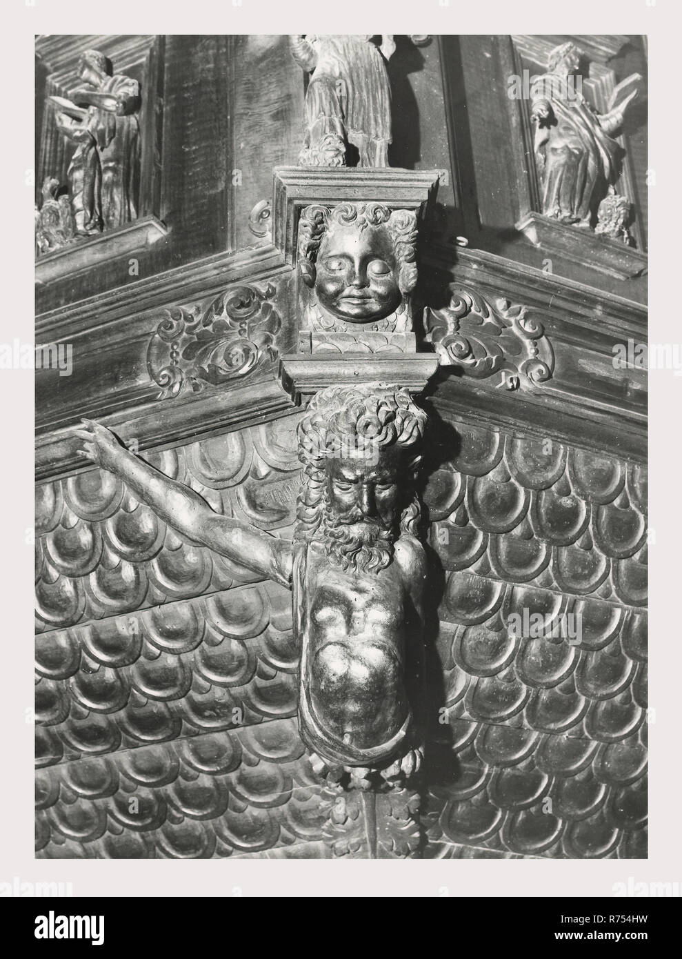 Umbria Perugia Spello S. Lorenzo, questa è la mia Italia, il paese italiano di storia visiva, S. Lorenzo 1120 sorge sul sito dell'ex S. Ercolano. Vista esterna del portale del XIII secolo e la facciata rimaneggiata nel 1540. Vedute interne concentrarsi sulla pittura e scultura XV e XVIII secoli intarsi in marmo fonte battesimale 1607 altare maggiore baldacchino una imitazione di quella di San Pietro, Roma intarsio di legno choirstalls armadio in legno e il petto nella sacrestia con il intarsiaed figurato di Mosè, Noè e Zaccaria pulpito in legno di bassorilievi con il Martirio di San Lorenzo affreschi th Foto Stock