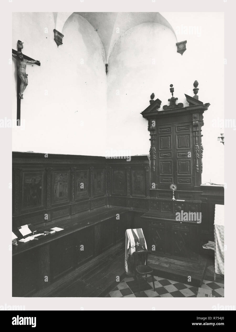 Umbria Perugia Spello S. Lorenzo, questa è la mia Italia, il paese italiano di storia visiva, S. Lorenzo 1120 sorge sul sito dell'ex S. Ercolano. Vista esterna del portale del XIII secolo e la facciata rimaneggiata nel 1540. Vedute interne concentrarsi sulla pittura e scultura XV e XVIII secoli intarsi in marmo fonte battesimale 1607 altare maggiore baldacchino una imitazione di quella di San Pietro, Roma intarsio di legno choirstalls armadio in legno e il petto nella sacrestia con il intarsiaed figurato di Mosè, Noè e Zaccaria pulpito in legno di bassorilievi con il Martirio di San Lorenzo affreschi th Foto Stock