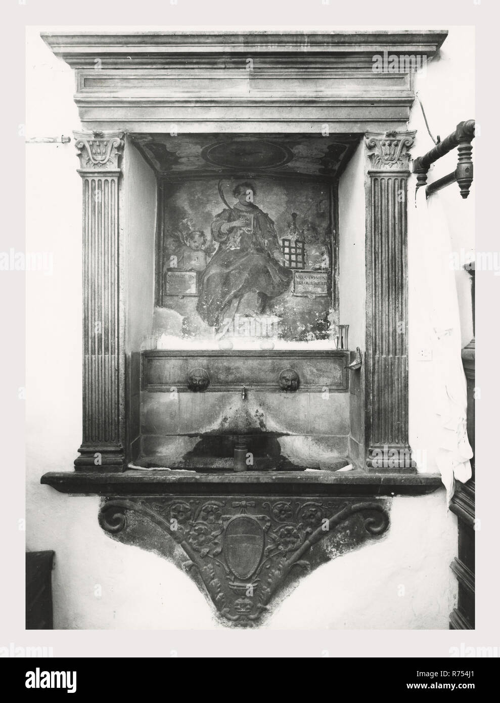 Umbria Perugia Spello S. Lorenzo, questa è la mia Italia, il paese italiano di storia visiva, S. Lorenzo 1120 sorge sul sito dell'ex S. Ercolano. Vista esterna del portale del XIII secolo e la facciata rimaneggiata nel 1540. Vedute interne concentrarsi sulla pittura e scultura XV e XVIII secoli intarsi in marmo fonte battesimale 1607 altare maggiore baldacchino una imitazione di quella di San Pietro, Roma intarsio di legno choirstalls armadio in legno e il petto nella sacrestia con il intarsiaed figurato di Mosè, Noè e Zaccaria pulpito in legno di bassorilievi con il Martirio di San Lorenzo affreschi th Foto Stock