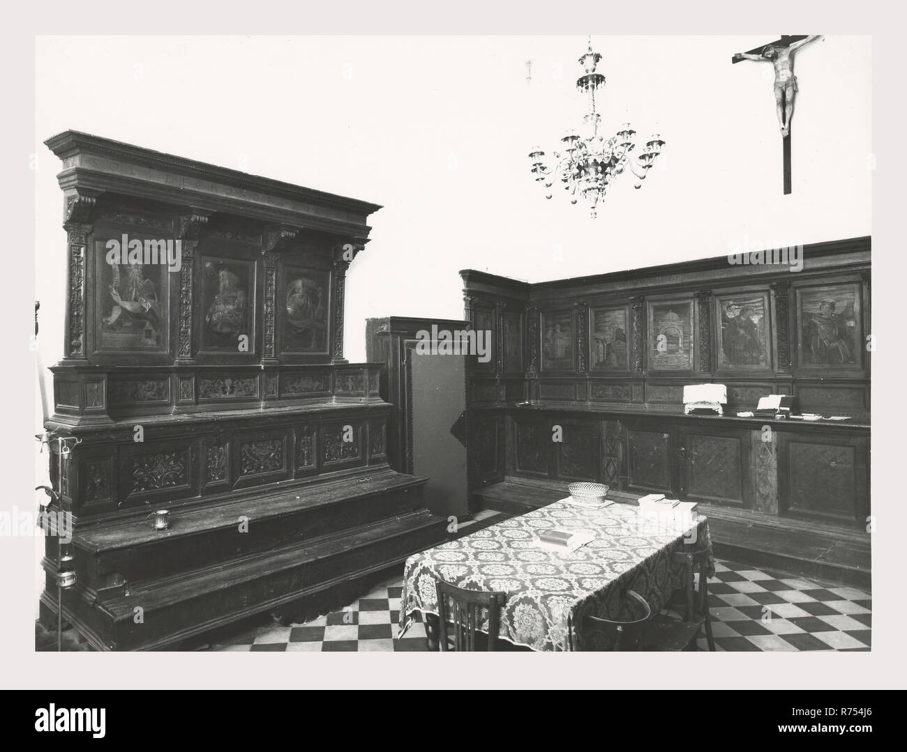 Umbria Perugia Spello S. Lorenzo, questa è la mia Italia, il paese italiano di storia visiva, S. Lorenzo 1120 sorge sul sito dell'ex S. Ercolano. Vista esterna del portale del XIII secolo e la facciata rimaneggiata nel 1540. Vedute interne concentrarsi sulla pittura e scultura XV e XVIII secoli intarsi in marmo fonte battesimale 1607 altare maggiore baldacchino una imitazione di quella di San Pietro, Roma intarsio di legno choirstalls armadio in legno e il petto nella sacrestia con il intarsiaed figurato di Mosè, Noè e Zaccaria pulpito in legno di bassorilievi con il Martirio di San Lorenzo affreschi th Foto Stock