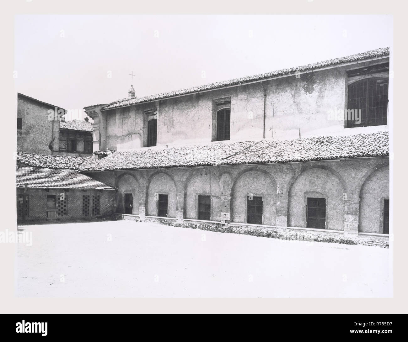 Umbria Perugia Spoleto S. ANSANO, questa è la mia Italia, il paese italiano di storia visiva, vedute esterne facciata neoclassica del xvii secolo greco con capitelli corinzi altorilievo scultura della Madonna con il Bambino e i santi al di sopra del portale chiostro del XV secolo. Viste del neoclassico canna interna soffitti a volta, Romana capitelli compositi dei principali pala d altare, altare dipinti. Viste della cripta S. Isacco VIII secolo colonne romane e primi capitelli romanici affreschi 11th-12th secoli di vita di Cristo, dei martiri, monaci e santi, inclusi S. Isacco e San Marziale. Antiquiti Foto Stock