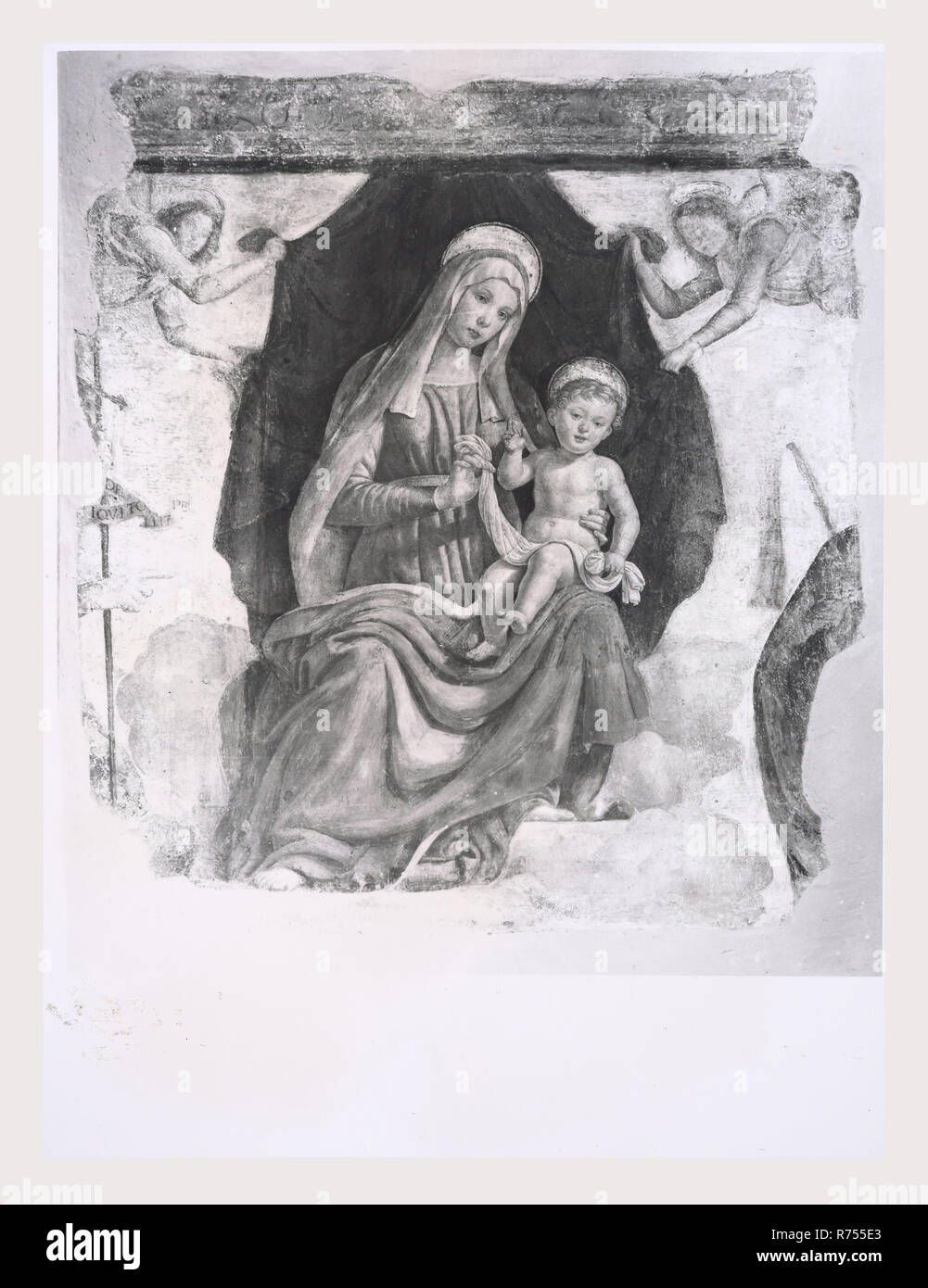 Umbria Perugia Spoleto S. ANSANO, questa è la mia Italia, il paese italiano di storia visiva, vedute esterne facciata neoclassica del xvii secolo greco con capitelli corinzi altorilievo scultura della Madonna con il Bambino e i santi al di sopra del portale chiostro del XV secolo. Viste del neoclassico canna interna soffitti a volta, Romana capitelli compositi dei principali pala d altare, altare dipinti. Viste della cripta S. Isacco VIII secolo colonne romane e primi capitelli romanici affreschi 11th-12th secoli di vita di Cristo, dei martiri, monaci e santi, inclusi S. Isacco e San Marziale. Antiquiti Foto Stock