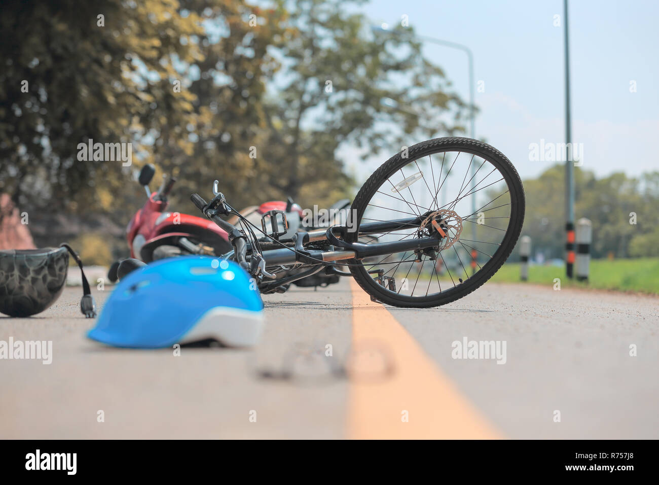 Incidente moto crash con la bicicletta su strada Foto Stock