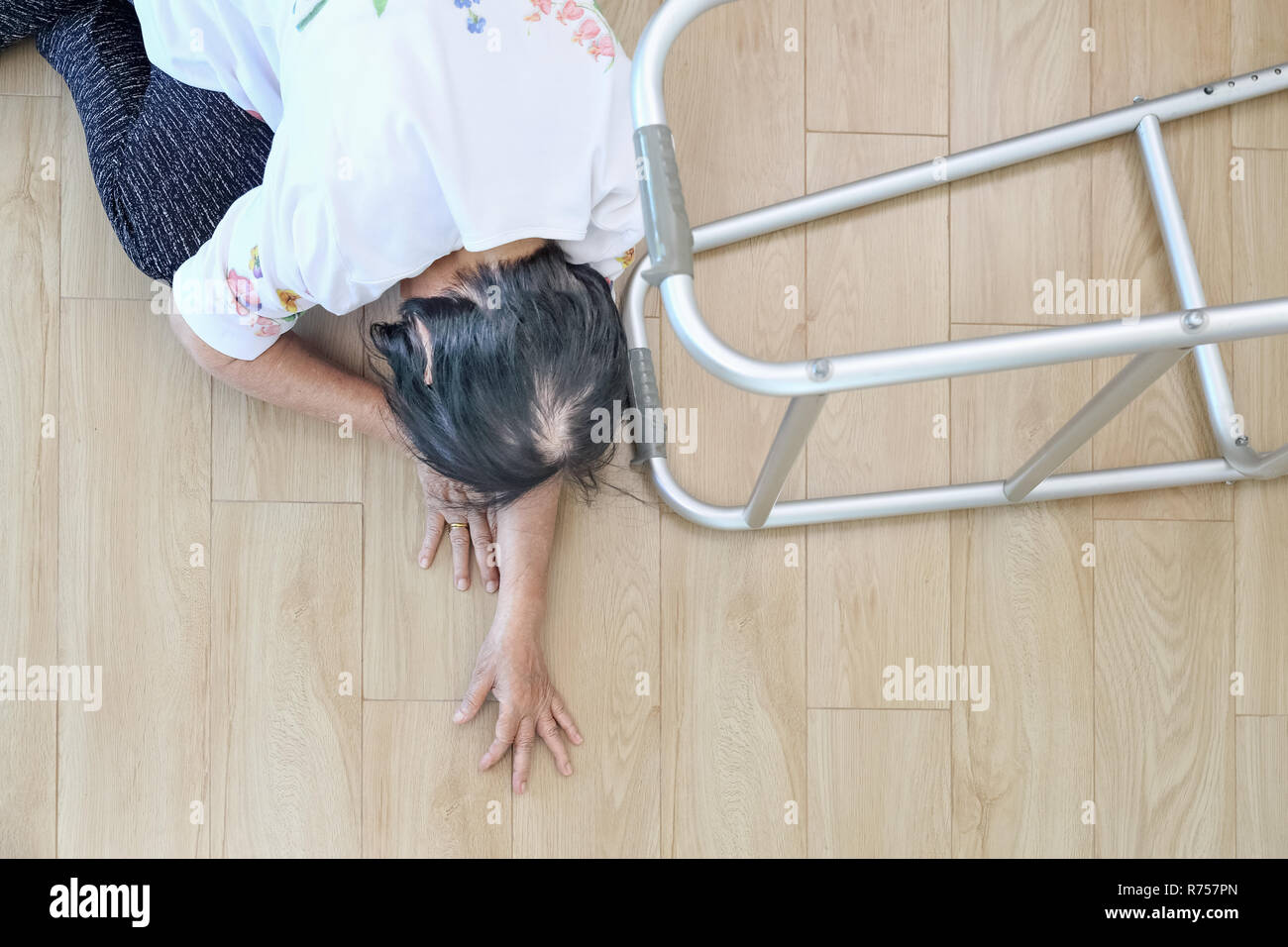 Donna anziana caduta in casa ,gli infarti. Foto Stock