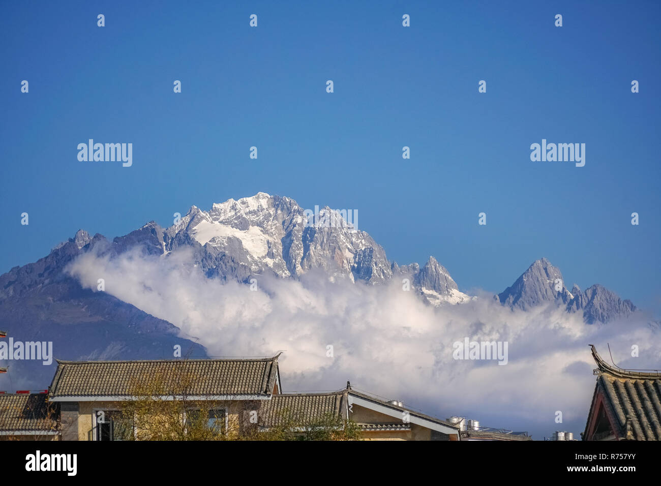 Jade Dragon Snow Mountain, Lijiang,Yunnan in Cina. Scatta foto dal patrimonio mondiale città vecchia. Foto Stock