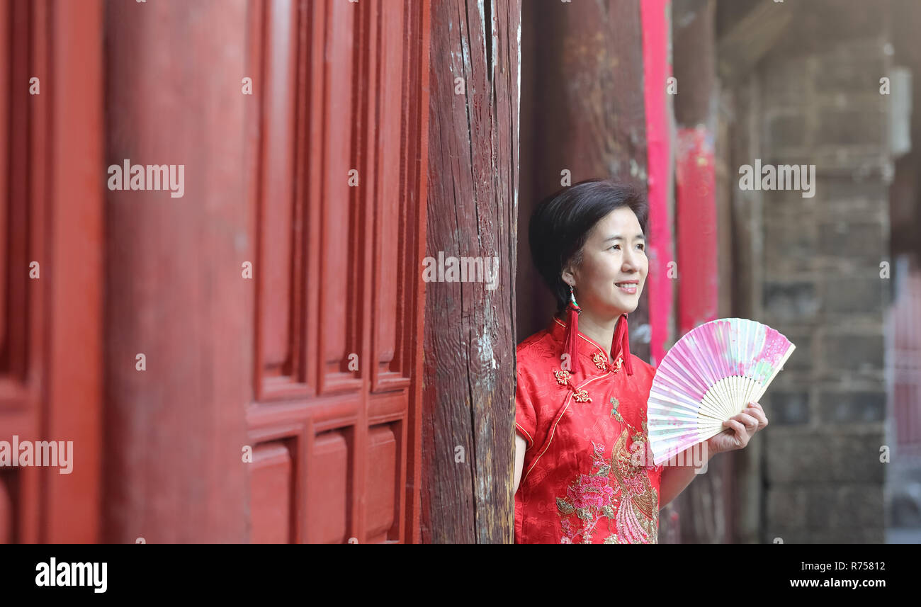 Turista femminile cinese con abbigliamento tradizionale a Lijiang Old town ,Yunnan in Cina. Foto Stock