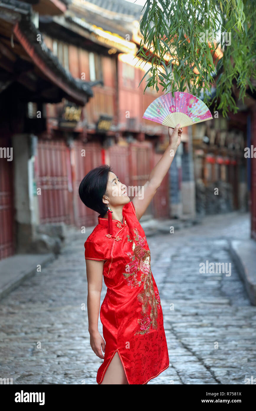 Turista femminile cinese con abbigliamento tradizionale a Lijiang Old town  ,Yunnan in Cina Foto stock - Alamy