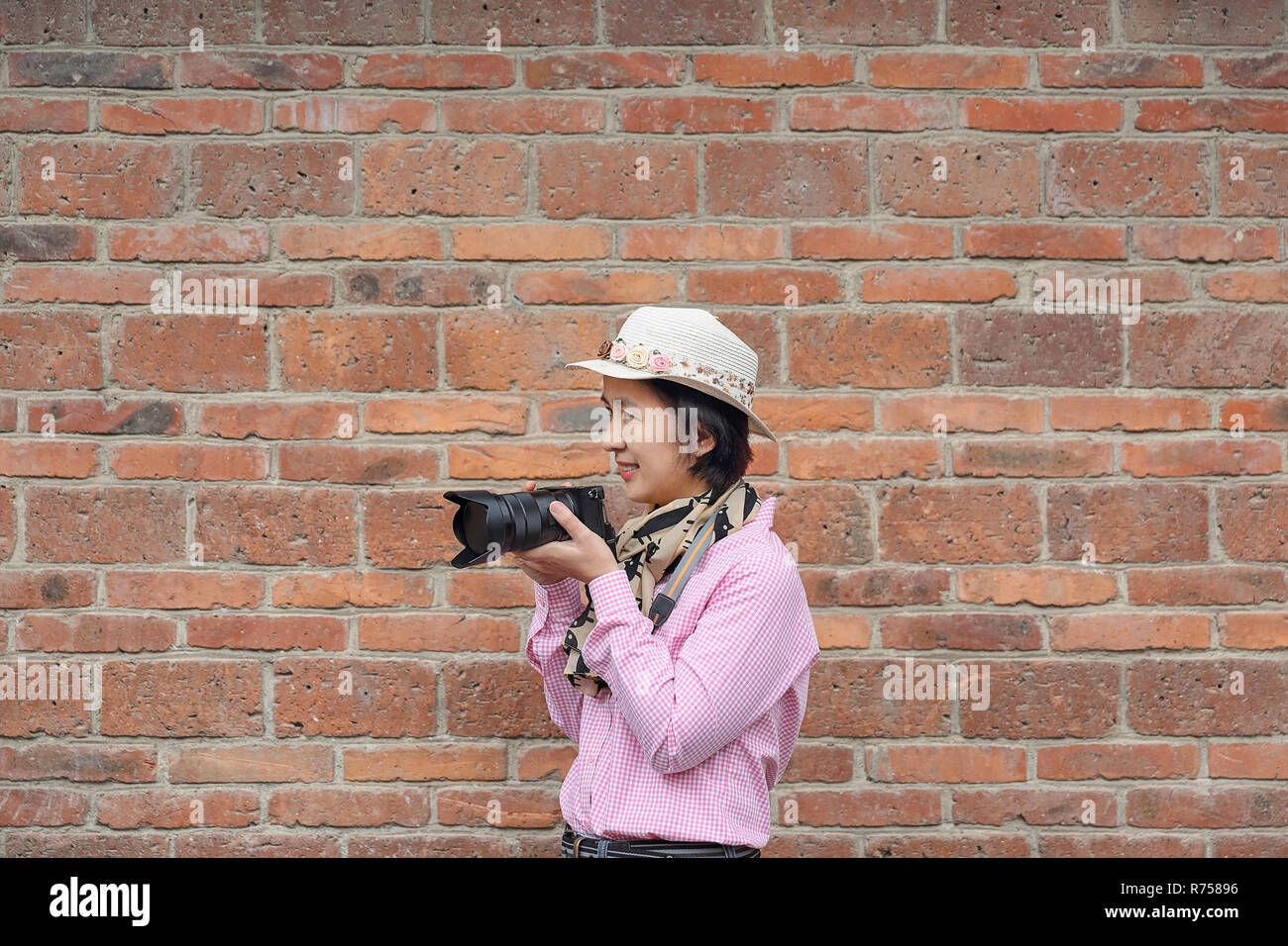Traveler donna turistica attesa telecamera fotografica in Cina Foto Stock