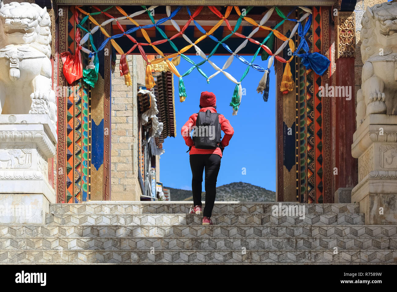 Passeggiata turistica attorno al Tempio SongZanLin in Shangri-La (Zhongdian) Yunnan in Cina Foto Stock