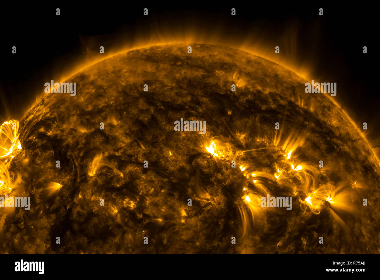 Vista del sole attraverso filtri, computer grafica del sole vicino a. La stella è il sole il rendering 3D Foto Stock