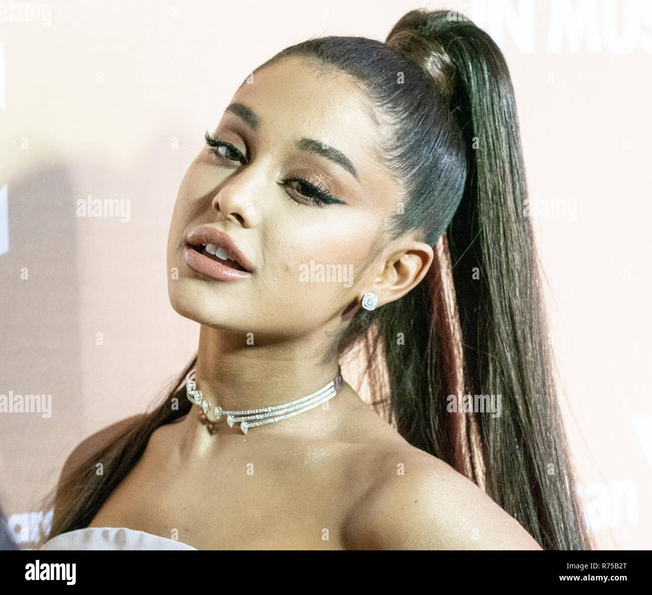 New York, NY - Dicembre 6, 2018: Ariana Grande indossando abiti da Christian Siriano assiste Billboard del XIII annuale di Donne in musica gala presso il Molo 36 Foto Stock