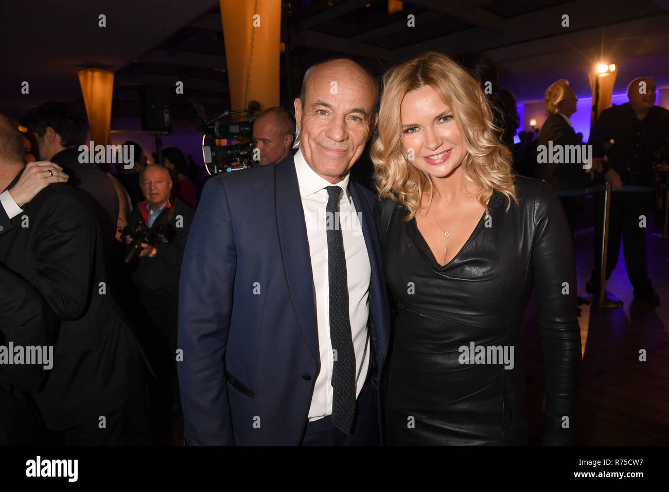 07 dicembre 2018, Baviera München: gli attori Heiner Lauterbach e Veronica Ferres sono ospiti dell'Avvento la cena del direttore di programma della prima televisione tedesca al Bayerischer Hof. Foto: Felix Hörhager/dpa Foto Stock