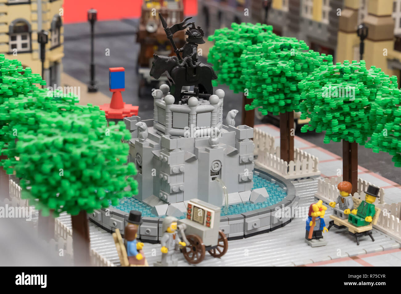 Budapest, Ungheria. Il 7 dicembre, 2018. Costruzioni Lego sono visibili sul display in KockaPark a Budapest, Ungheria, su 7 Dicembre, 2018. KockaPark (Parco di mattoni in ungherese) presenta una mostra di mano costruito Lego repliche del mondo reale, così come una zona in cui i bambini possono partecipare al Lego costruzione in mattoni eventi. Credito: Attila Volgyi/Xinhua/Alamy Live News Foto Stock