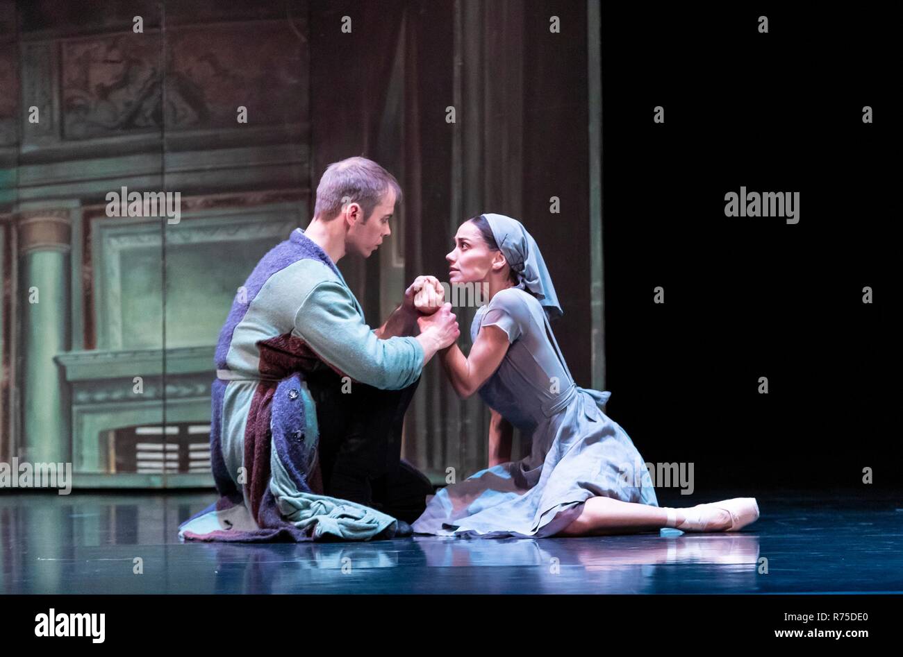 Edinburgh, Regno Unito. 07Th Dec, 2018. Scottish Ballet per l'inverno prestazioni di Prokofiev's Cinderella coreografato da Christopher Hampson corre a Edinburgh Festival Theatre dal 8 dicembre 2018 al 30 dicembre 2018 prima del touring in tutta la Scozia nel 2019. Cast: Sophie Martin (Cinderella), Barnaby Rook Vescovo (Prince), Kayla-Maree Tarantolo (passo-sorella piccola), Grazia Horler (Step-Sister alte), Marge Hendrick (Step-Mother), Araminta Necrospettro (fata madrina), Jamiel Laurence (Grasshopper) Credito: ricca di Dyson/Alamy Live News Foto Stock