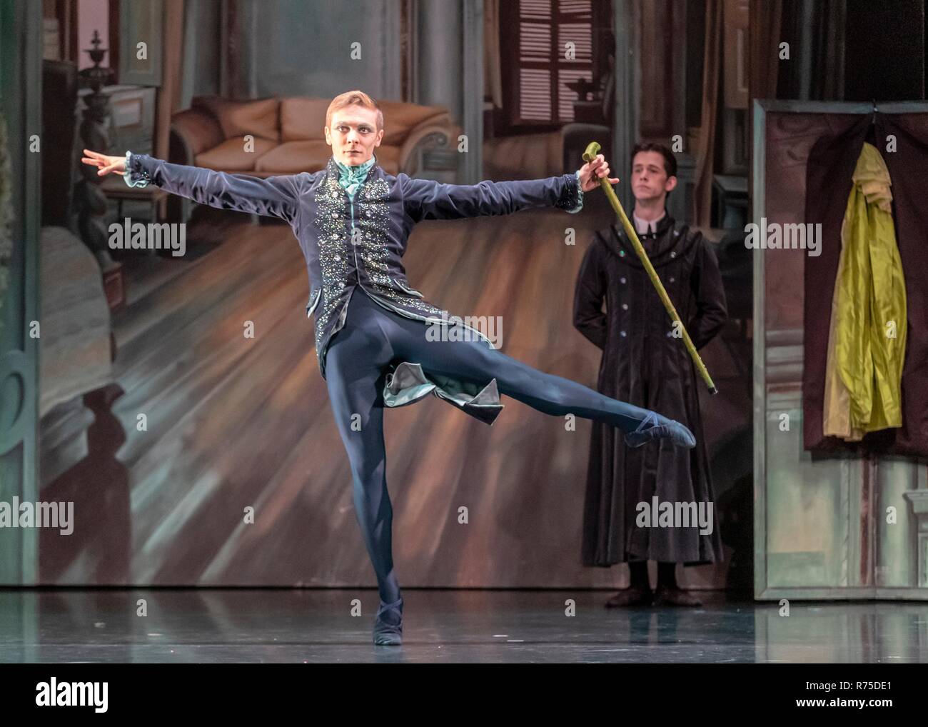 Edinburgh, Regno Unito. 07Th Dec, 2018. Scottish Ballet per l'inverno prestazioni di Prokofiev's Cinderella coreografato da Christopher Hampson corre a Edinburgh Festival Theatre dal 8 dicembre 2018 al 30 dicembre 2018 prima del touring in tutta la Scozia nel 2019. Cast: Sophie Martin (Cinderella), Barnaby Rook Vescovo (Prince), Kayla-Maree Tarantolo (passo-sorella piccola), Grazia Horler (Step-Sister alte), Marge Hendrick (Step-Mother), Araminta Necrospettro (fata madrina), Jamiel Laurence (Grasshopper) Credito: ricca di Dyson/Alamy Live News Foto Stock