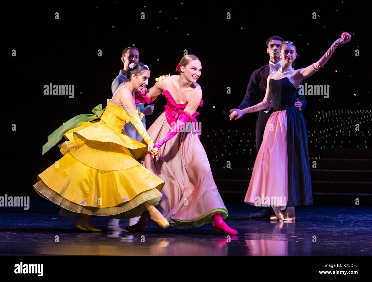 Edinburgh, Regno Unito. 07Th Dec, 2018. Scottish Ballet per l'inverno prestazioni di Prokofiev's Cinderella coreografato da Christopher Hampson corre a Edinburgh Festival Theatre dal 8 dicembre 2018 al 30 dicembre 2018 prima del touring in tutta la Scozia nel 2019. Cast: Sophie Martin (Cinderella), Barnaby Rook Vescovo (Prince), Kayla-Maree Tarantolo (passo-sorella piccola), Grazia Horler (Step-Sister alte), Marge Hendrick (Step-Mother), Araminta Necrospettro (fata madrina), Jamiel Laurence (Grasshopper) Credito: ricca di Dyson/Alamy Live News Foto Stock