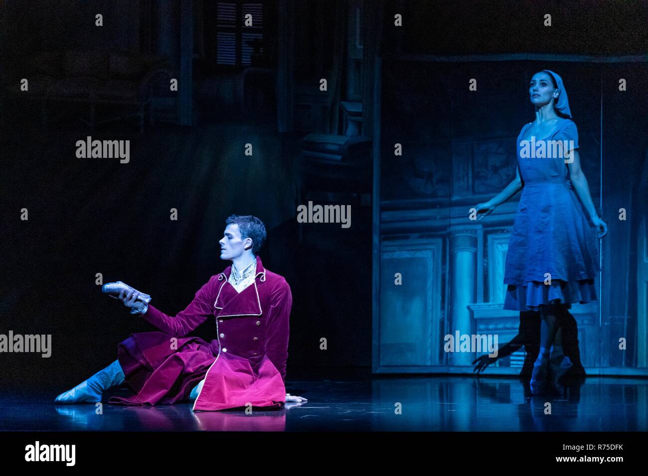 Edinburgh, Regno Unito. 07Th Dec, 2018. Scottish Ballet per l'inverno prestazioni di Prokofiev's Cinderella coreografato da Christopher Hampson corre a Edinburgh Festival Theatre dal 8 dicembre 2018 al 30 dicembre 2018 prima del touring in tutta la Scozia nel 2019. Cast: Sophie Martin (Cinderella), Barnaby Rook Vescovo (Prince), Kayla-Maree Tarantolo (passo-sorella piccola), Grazia Horler (Step-Sister alte), Marge Hendrick (Step-Mother), Araminta Necrospettro (fata madrina), Jamiel Laurence (Grasshopper) Credito: ricca di Dyson/Alamy Live News Foto Stock