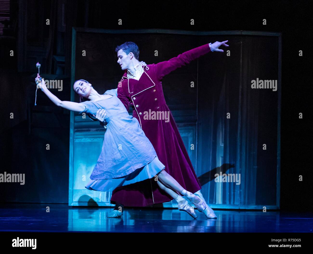 Edinburgh, Regno Unito. 07Th Dec, 2018. Scottish Ballet per l'inverno prestazioni di Prokofiev's Cinderella coreografato da Christopher Hampson corre a Edinburgh Festival Theatre dal 8 dicembre 2018 al 30 dicembre 2018 prima del touring in tutta la Scozia nel 2019. Cast: Sophie Martin (Cinderella), Barnaby Rook Vescovo (Prince), Kayla-Maree Tarantolo (passo-sorella piccola), Grazia Horler (Step-Sister alte), Marge Hendrick (Step-Mother), Araminta Necrospettro (fata madrina), Jamiel Laurence (Grasshopper) Credito: ricca di Dyson/Alamy Live News Foto Stock