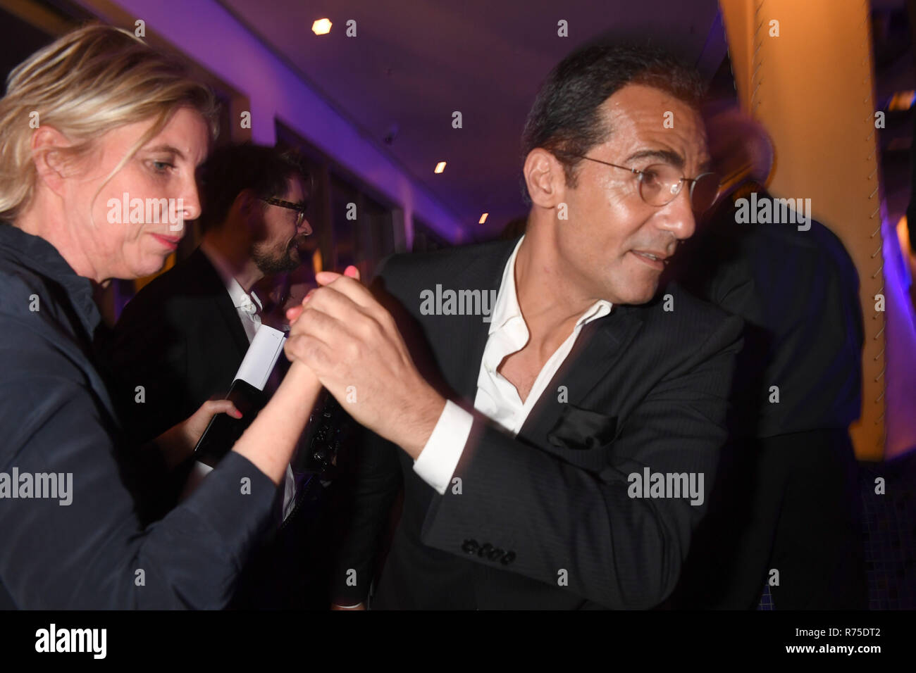 07 dicembre 2018, Baviera München: l'attrice Erol Sander (r) all'Avvento la cena del direttore di programma della prima televisione tedesca nella corte bavarese. Foto: Felix Hörhager/dpa Foto Stock