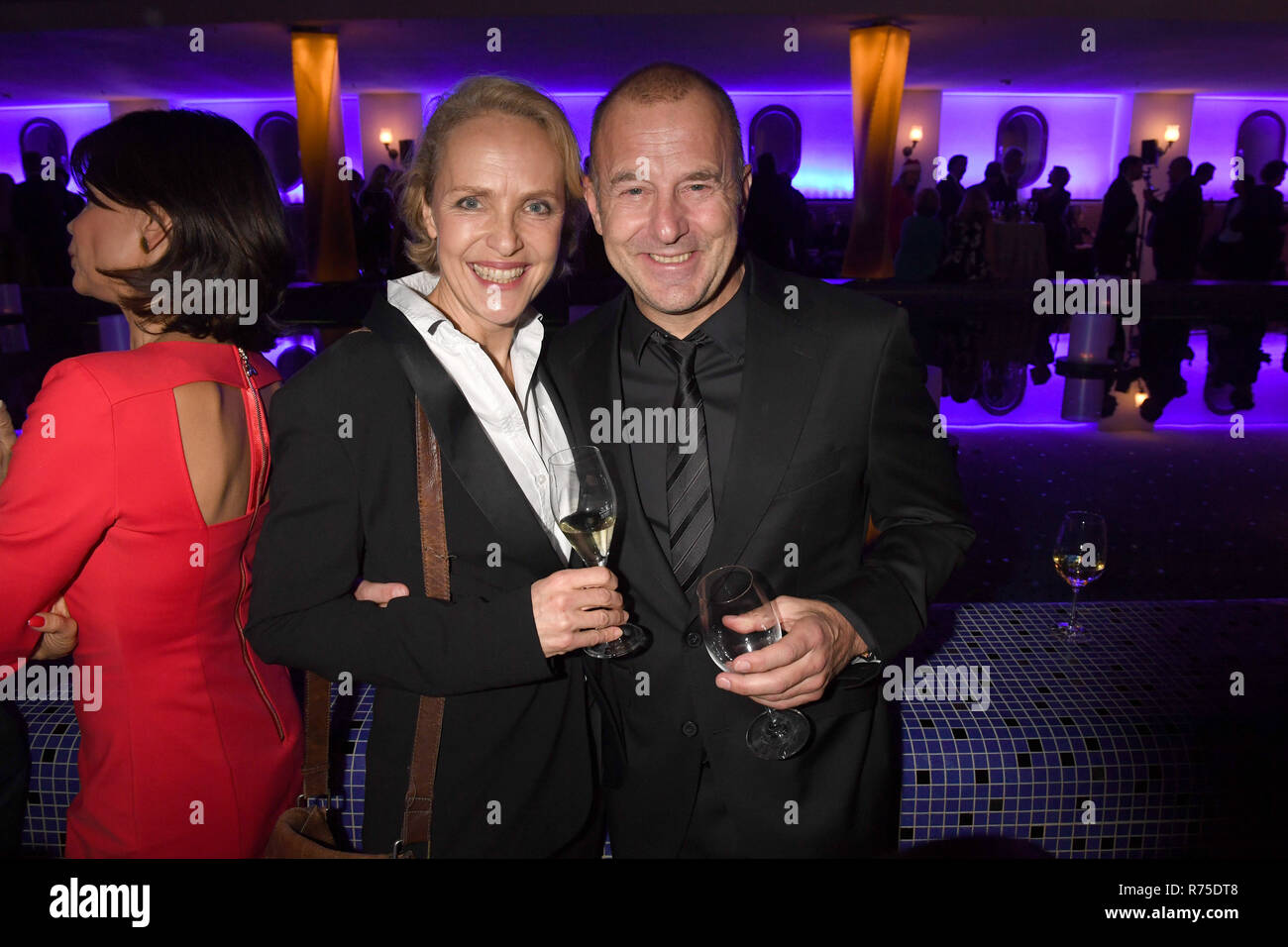 07 dicembre 2018, Baviera München: gli attori Juliane Köhler (l) e Heino Ferch in Avvento la cena del direttore di programma della prima televisione tedesca nella corte bavarese. Foto: Felix Hörhager/dpa Foto Stock