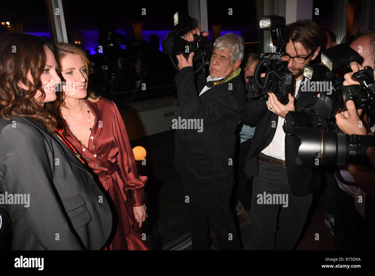 07 dicembre 2018, Baviera München: le attrici Natalia Wörner (l) e Maria Furtwängler sono fotografati in Avvento la cena del direttore di programma della prima televisione tedesca al Bayerischer Hof. Foto: Felix Hörhager/dpa Foto Stock