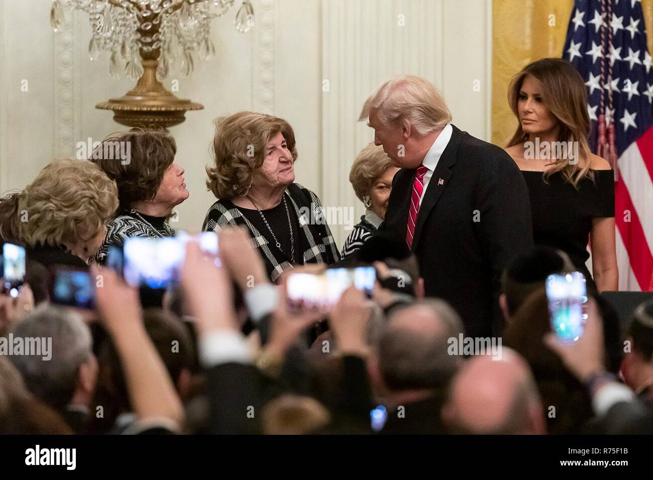 U.S presidente Donald Trump, uniti da First Lady Melania Trump, scuote le mani con sopravvissuti all Olocausto durante una Hanukkah Ricevimento nella Sala Est della Casa Bianca il 6 dicembre 2018 a Washington D.C. Foto Stock