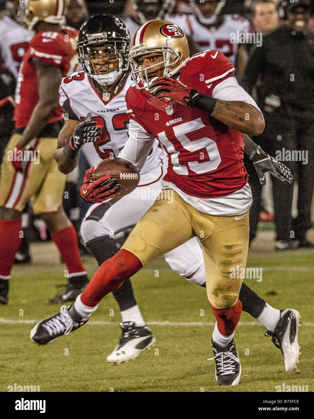 San Francisco, California, Stati Uniti d'America. 23 Dic, 2013. San Francisco 49ers wide receiver Michael Crabtree (15) corre Atlanta Falcons cornerback Robert Alford (23) Lunedì, 23 dicembre 2013 a San Francisco, California. Il 49ers sconfitto i falchi 34-24. Credito: Al di Golub/ZUMA filo/Alamy Live News Foto Stock