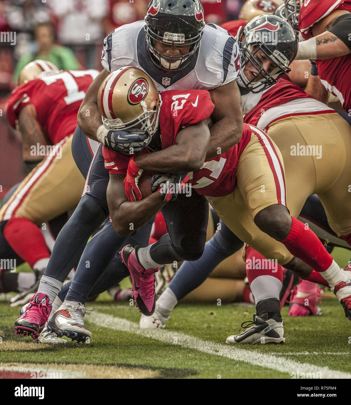 San Francisco, California, Stati Uniti d'America. 6 Ottobre, 2013. Houston Texans inside linebacker Darryl Sharpton (51) affronta San Francisco 49ers running back Frank Gore (21) come egli fa touchdown Domenica, Ottobre 6, 2013 a San Francisco, California. Il 49ers sconfitto i Texans 34-3. Credito: Al di Golub/ZUMA filo/Alamy Live News Foto Stock