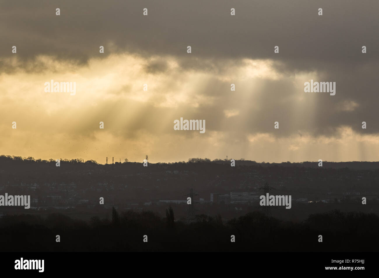 Regno Unito Meteo:Londra UK. 8 dicembre 2018. Effetto drammatico dei raggi solari rompere attraverso gli spostamenti di nuvole temporalesche su Wimbledon e a sud-est di Londra Credito: amer ghazzal/Alamy Live News Credito: amer ghazzal/Alamy Live News Foto Stock