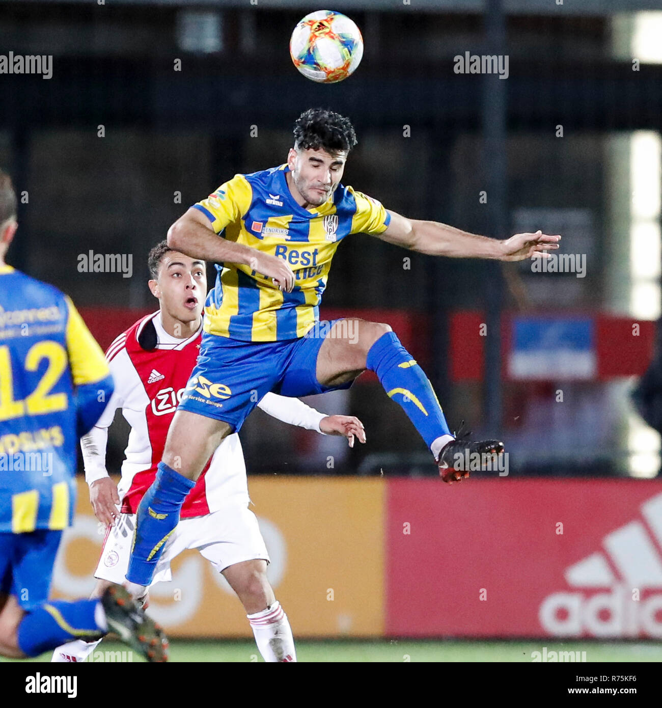AMSTERDAM , 07-12-2018 , Sportpark De Toekomst , olandese , calcio Keuken Kampioen divisie , Stagione 2018 / 2019. (R-L) TOP Oss player Huseyin Dogan e Jong Ajax player Sergino Dest durante il match Jong Ajax vs TOP Oss Foto Stock